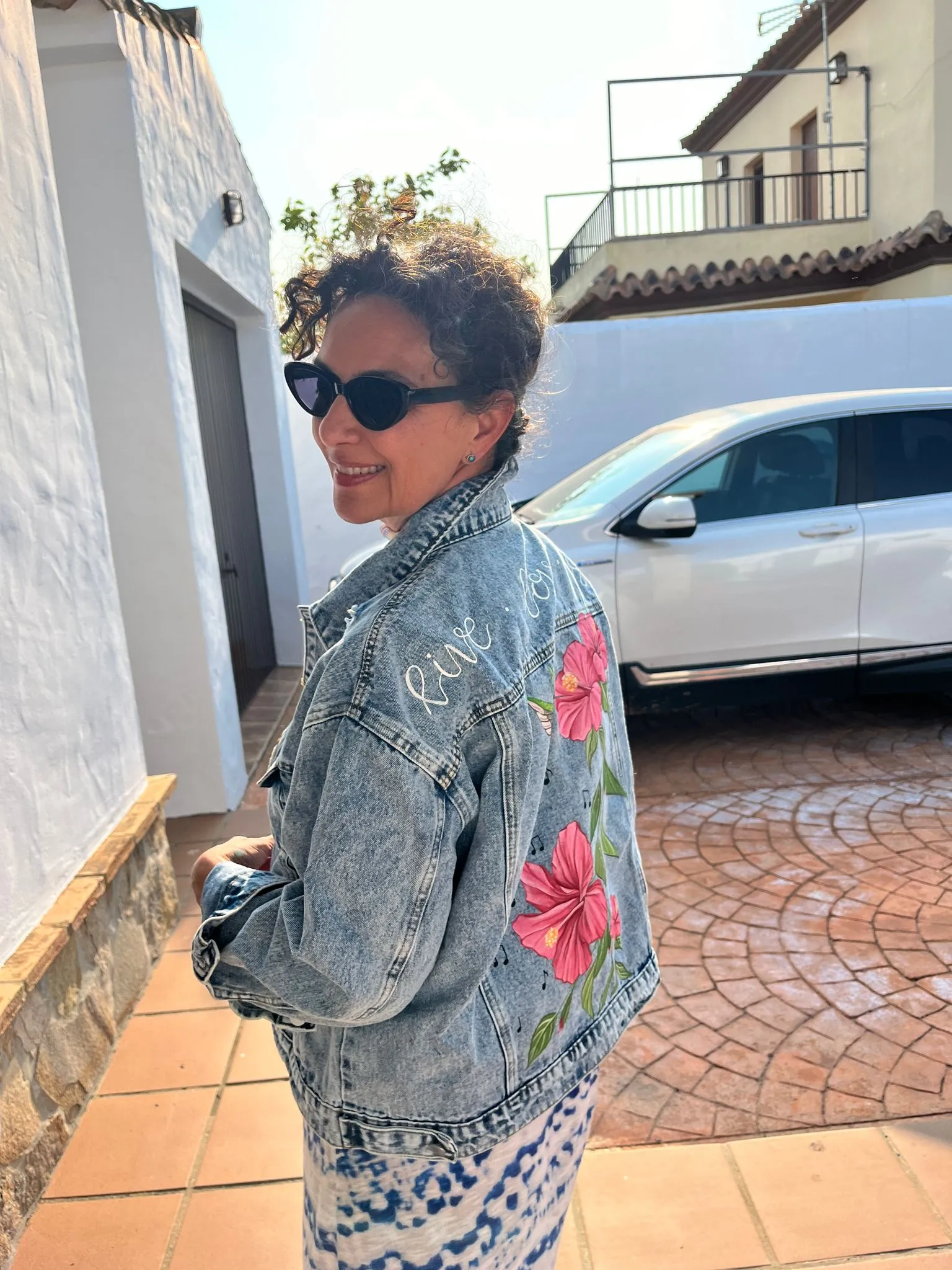 Chaqueta vaquera personalizada con flores y una frase pintadas a mano