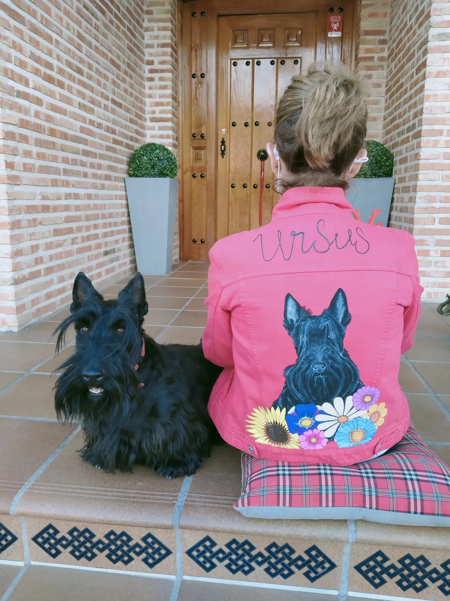 Chaqueta rosa personalizada con el retrato de un terrier escocés y flores pintadas a mano