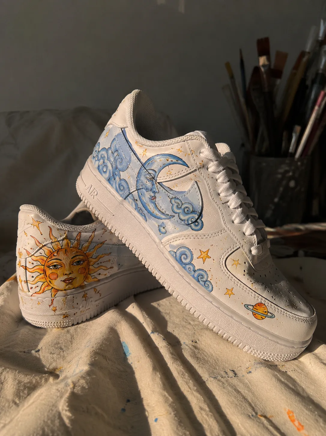 Zapatillas Nike Air Force personalizadas con un diseño celestial de sol, luna y estrellas pintado a mano