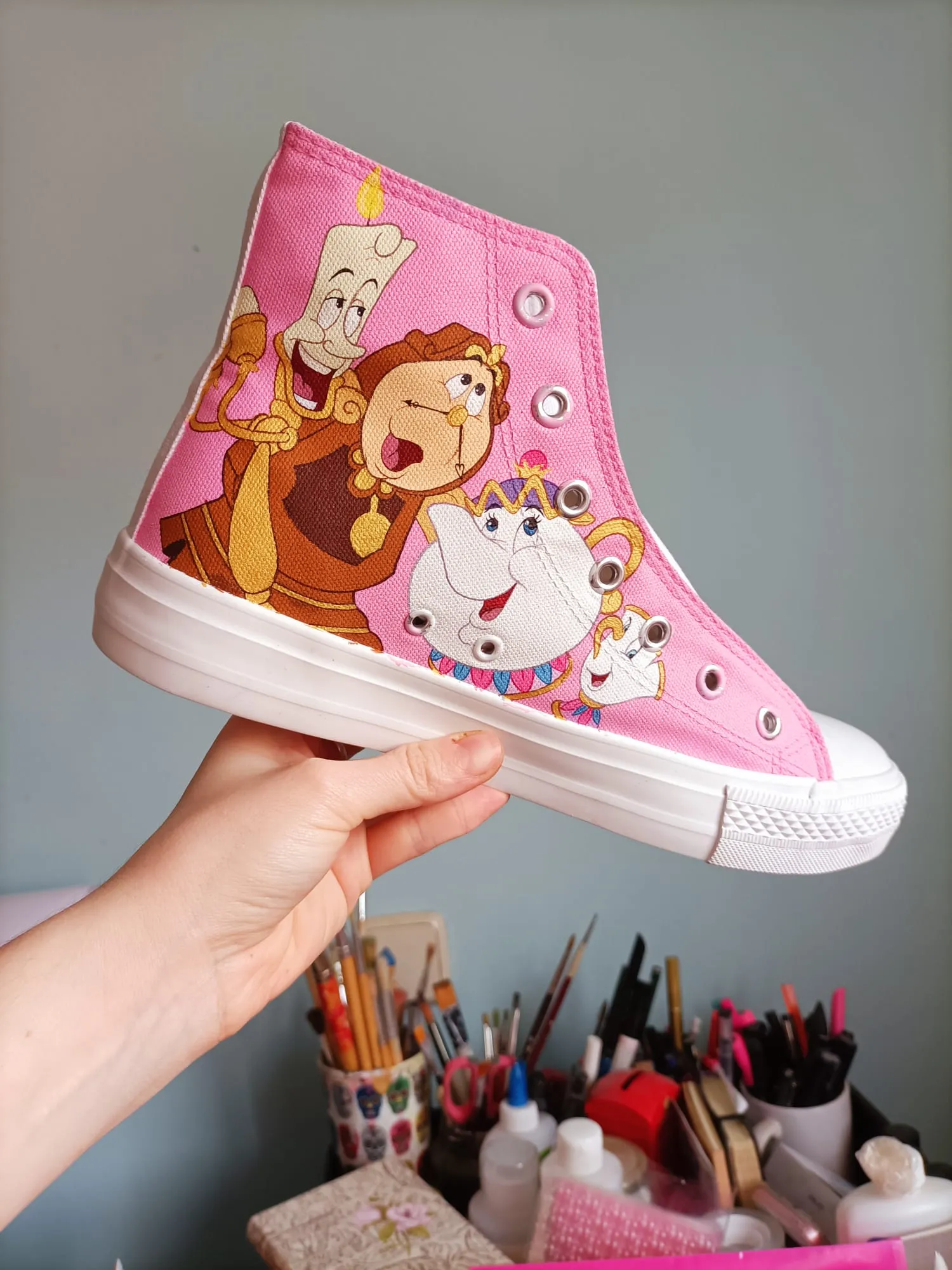 Zapatilla alta personalizada con los personajes de La Bella y la Bestia pintados a mano